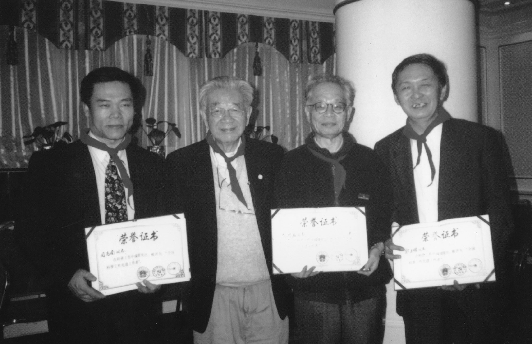 于光远、何祚庥、郭正谊、司马南等反伪科学斗士在获得首届反伪科学突出贡献奖后合影。